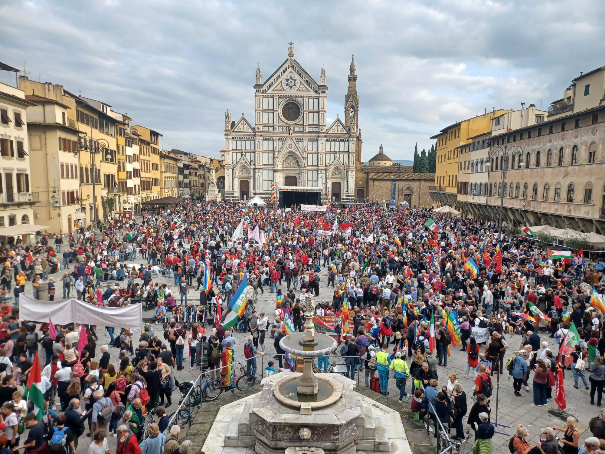 Oltre 80.000 persone nelle 7 piazze arcobaleno hanno detto: “Fermiamo le guerre, il tempo della Pace è ora”